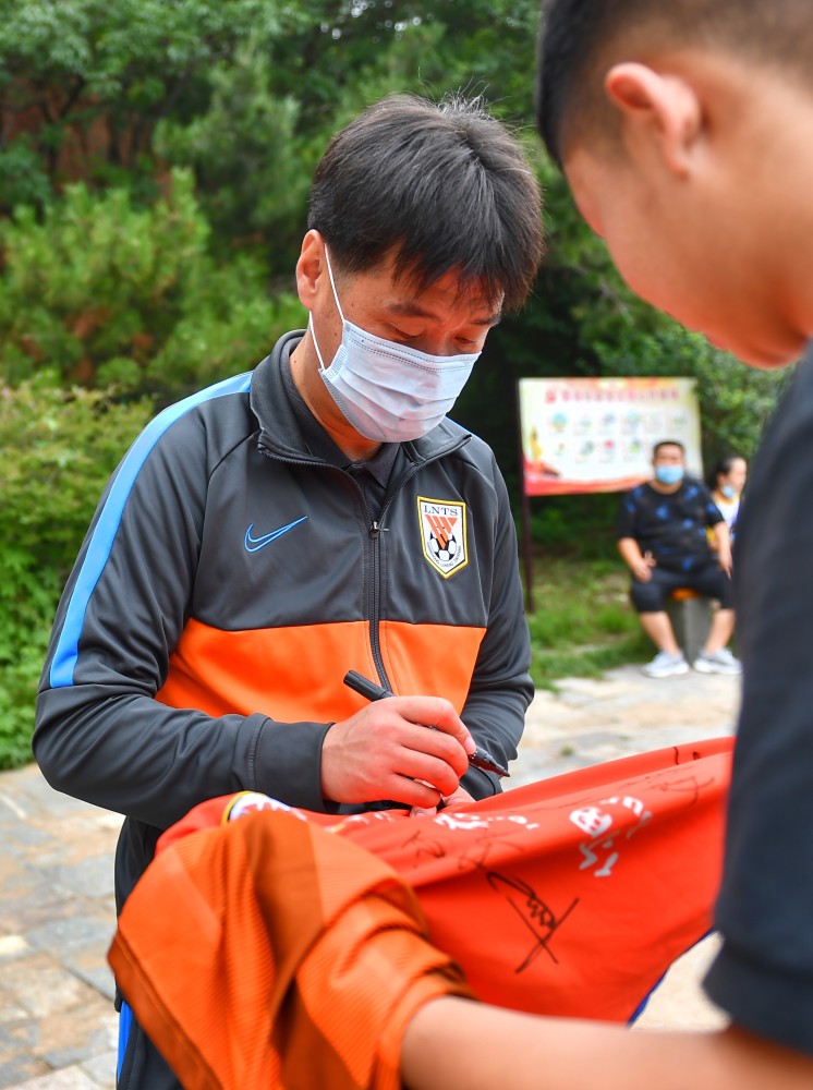 今夜上海申花备战社区盾，内部沟通细节曝光，悬念犹存，训练强度明显提升的简单介绍