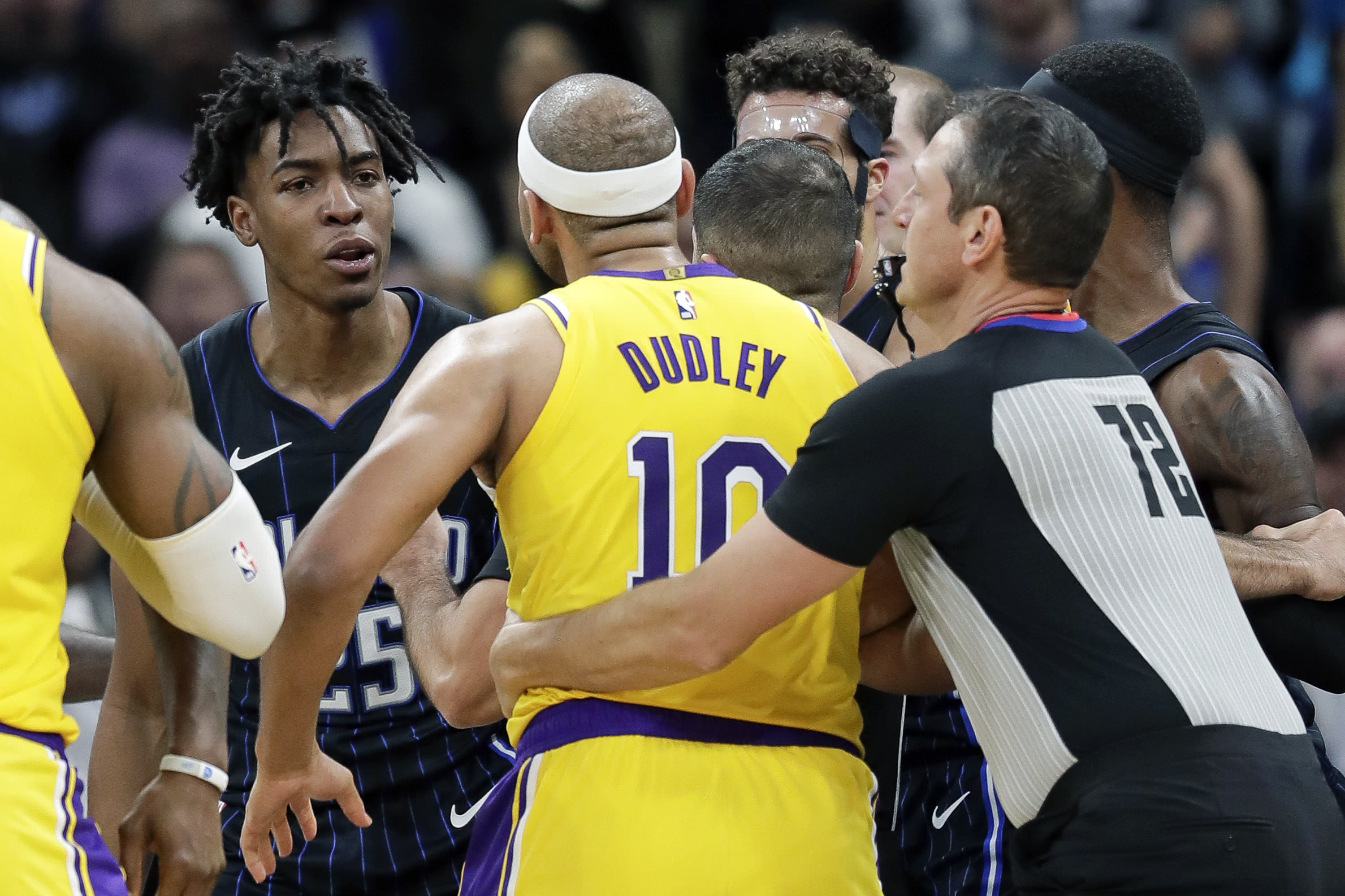 关于国际比赛日西汉姆调整名单以备法国杯；刷新队史纪录环节打磨；赛场秩序良好；更衣室氛围转暖的信息