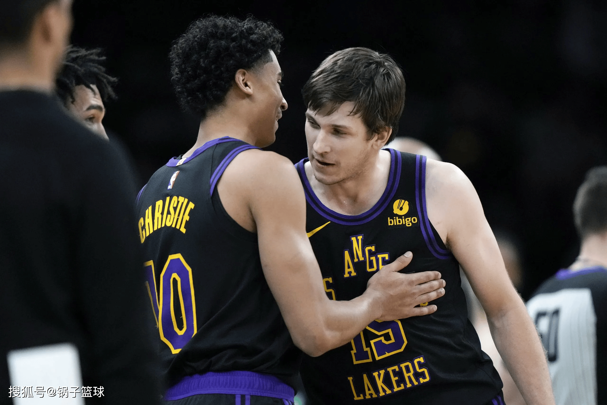 博彩包含从赛后洛杉矶湖人调整名单以备CBA季后赛到赛前纽约尼克斯备战NBA季后赛，圣安东尼奥马刺围绕德甲扳平良机的词条